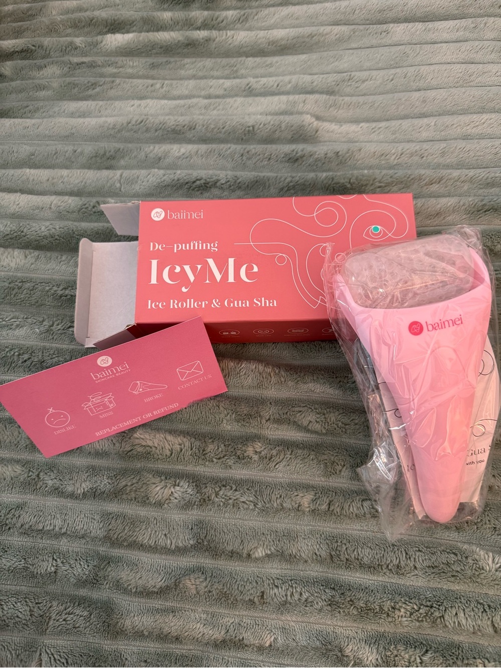 Pink De-puffing Ice Roller & Gua Sha Set